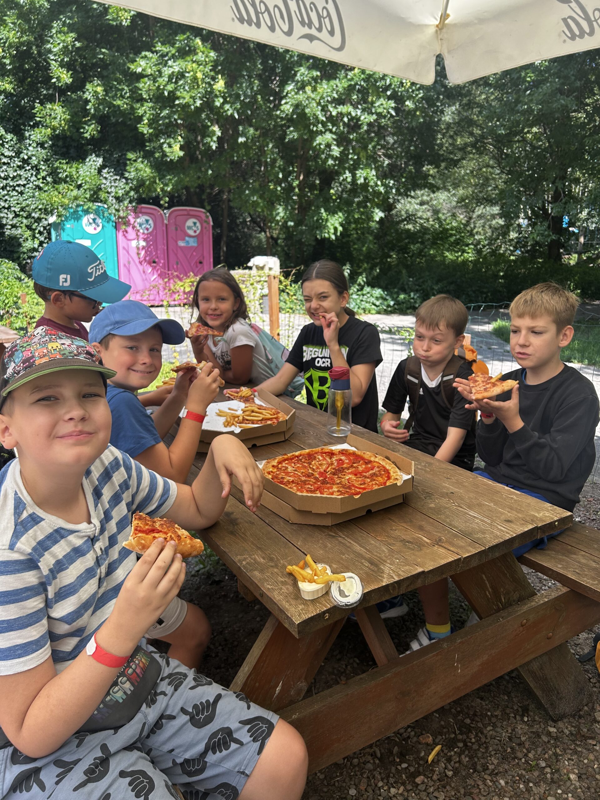 Wspólny obiad — pizza w plenerze